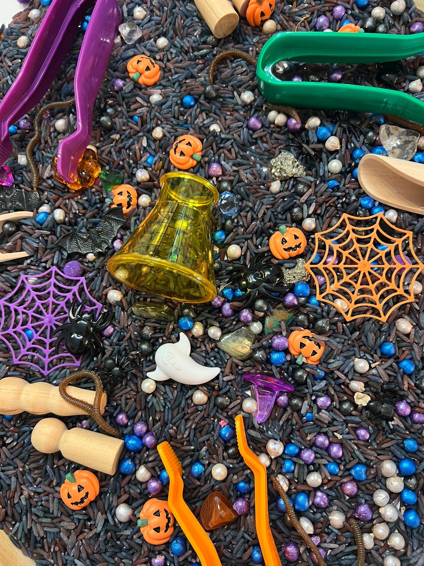 HALLOWEEN KRIEBELBEESTJES - Ready to play sensorybox / Kant-en-klaar Griezelplezier